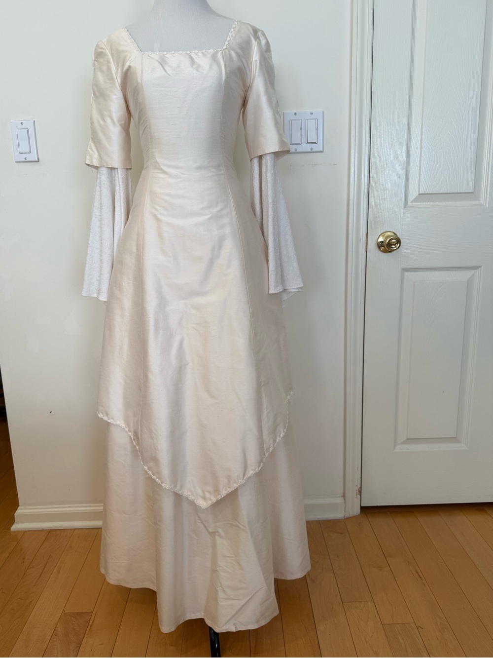 Excalibor  Elegant Ivory Women's Medieval-Inspired Gown